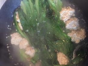 等到肉圆变色浮起来加入洗好的莴笋叶子加入少许盐即可出锅。