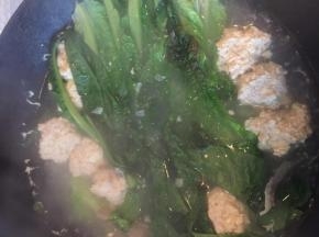 等到肉圆变色浮起来加入洗好的莴笋叶子加入少许盐即可出锅。