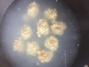 锅里烧开水后把火关小一些,在锅里下入一个个肉圆，慢一点，别让水泡吧肉冲散