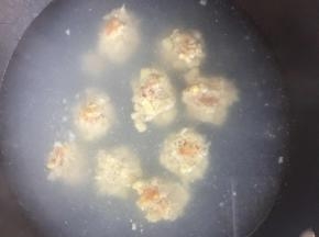 锅里烧开水后把火关小一些,在锅里下入一个个肉圆，慢一点，别让水泡吧肉冲散