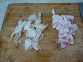 五花肉切2-3mm薄片，酸荞头稍微拍一下，切好姜葱蒜