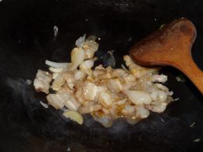 下入五花肉翻炒，使酸荞头味道进入肉中。放1/4汤勺花雕酒、2汤勺生抽，继续翻炒均匀。直至五花肉稍老时即可起锅。