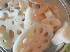 将藕洗净切片，加点盐静置片刻。
