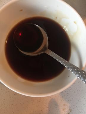 在碗里加入酱油、醋、糖、盐适量、少许水调成料汁。酱油和醋的比例为3比4。