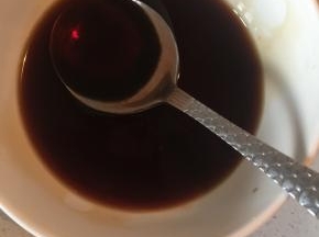在碗里加入酱油、醋、糖、盐适量、少许水调成料汁。酱油和醋的比例为3比4。