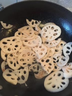 锅里加入油，加入切好的藕片煸炒。