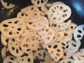 锅里加入油，加入切好的藕片煸炒。