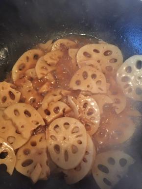 煸到有点焦黄时，加入料汁，如果水不够再多加一些，熬5分钟左右。