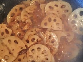 煸到有点焦黄时，加入料汁，如果水不够再多加一些，熬5分钟左右。