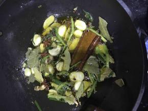 热锅倒油，油要多。温热油之后下葱姜蒜、八角、桂皮、香叶，中小火炒香，放入花椒（注意不要炸糊了）炒香，捞起调料。