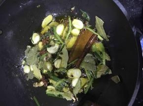 热锅倒油，油要多。温热油之后下葱姜蒜、八角、桂皮、香叶，中小火炒香，放入花椒（注意不要炸糊了）炒香，捞起调料。