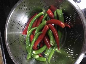 青、红辣椒切小段，我还放了十来个小米辣，如果不能吃辣就少放一点小米辣，不要用完全不辣的青椒或者甜椒代替。用量尽量多一些，这个图的量大概是我用量的三分之一。。