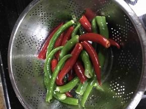 青、红辣椒切小段，我还放了十来个小米辣，如果不能吃辣就少放一点小米辣，不要用完全不辣的青椒或者甜椒代替。用量尽量多一些，这个图的量大概是我用量的三分之一。。
