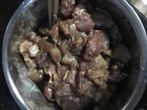 不洗锅，用刚才的油（油不够的话就再倒一点清油）烧热，下兔丁。注意油要多。爆炒，兔子刚熟就关火捞起。（注意兔子不要炒老了）