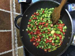 不洗锅，继续用刚才的油，油不够可以再倒。倒入青红辣椒，同时加重盐，爆炒。炒至断生，倒入捞出之前的佐料和兔丁。翻炒。大火不要炒太久了，倒入鸡精出锅。