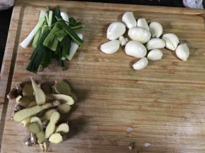 葱切段，姜切片，备好蒜瓣若干