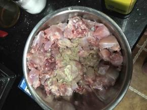 兔子切成小块，用胡椒粉、老抽、鸡精、豆粉拌匀（此时不要下盐，防止兔子变老）腌制十五分钟。