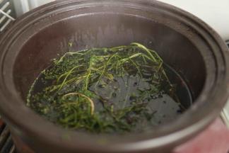 煮到黑豆八分熟后放入生鸡蛋