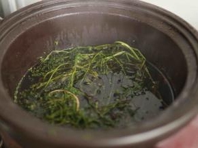 煮到黑豆八分熟后放入生鸡蛋