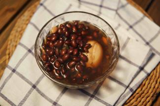 因为黑豆和荠菜的缘故
汤是褐红色的感觉～
「不喜欢黑豆的了可以直接放鸡蛋和荠菜同煮」