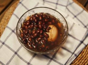 因为黑豆和荠菜的缘故
汤是褐红色的感觉～
「不喜欢黑豆的了可以直接放鸡蛋和荠菜同煮」