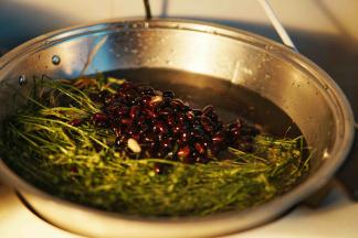 可以选择使用砂锅 高压锅等等
高压锅速度会比较快
先放入黑豆和荠菜