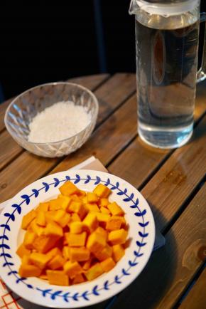 南瓜切小块 
大米清洗干净备用
清水备用