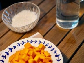 南瓜切小块 
大米清洗干净备用
清水备用