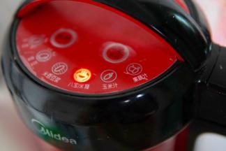 盖好盖，启动“八宝/米糊”按钮