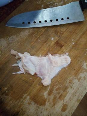 鸡腿去骨，用刀背剁几下，松弛肉肉！