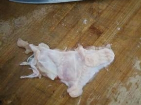 鸡腿去骨，用刀背剁几下，松弛肉肉！