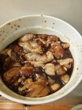 调料调好，把处理好的鸡腿肉放入腌制15分钟