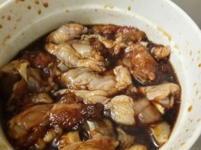 调料调好，把处理好的鸡腿肉放入腌制15分钟
