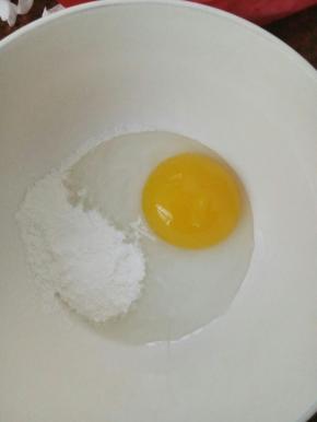 鸡蛋打入，加适量淀粉，拌匀备用