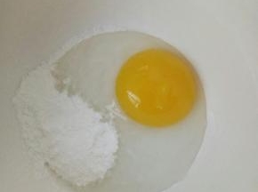 鸡蛋打入，加适量淀粉，拌匀备用