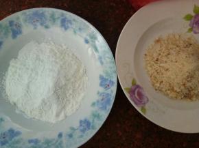 准备一盘淀粉，一盘面包糠，备用