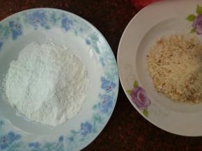 准备一盘淀粉，一盘面包糠，备用