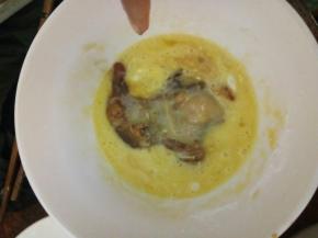 锅热下油，取一鸡腿肉，沾一下蛋液
