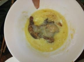 锅热下油，取一鸡腿肉，沾一下蛋液