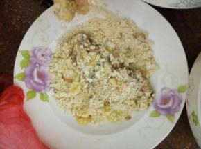 再沾蛋液，然后裹上面包糠！