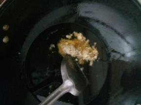 放入6成热的油锅中，炸至金黄即可！