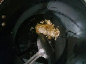 放入6成热的油锅中，炸至金黄即可！