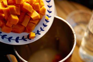 切好的南瓜和淘洗干净的大米倒入豆浆机