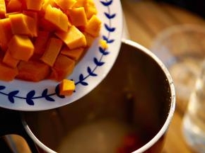 切好的南瓜和淘洗干净的大米倒入豆浆机