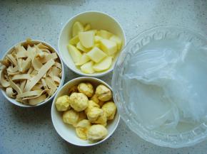 圆粉皮掰成几块用清水泡软，土豆切块，豆腐皮切条状，板栗去皮备用。