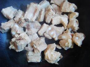 排骨清洗干净后，入锅焯下水捞出。