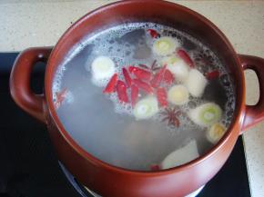 把排骨放入砂锅中，加入温水，放入葱姜，辣椒（不喜辣的可忽略不放）大火烧开后转小火炖一个小时。