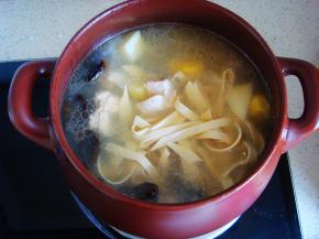 一小时后肉已经酥烂，放入木耳，土豆，豆腐皮，板栗，加入盐，搅拌几下，再中火炖煮15分钟。