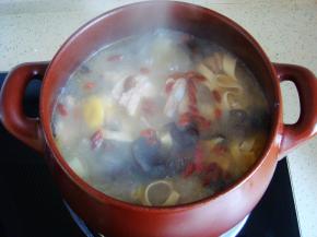 最后放入粉皮，撒入少许枸杞，焖两三分钟即可。