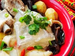 撒上少许香菜，鲜香美味！